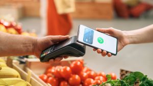 digital,banking,concept:,shopper,using,mobile,phone,with,contactless,payment