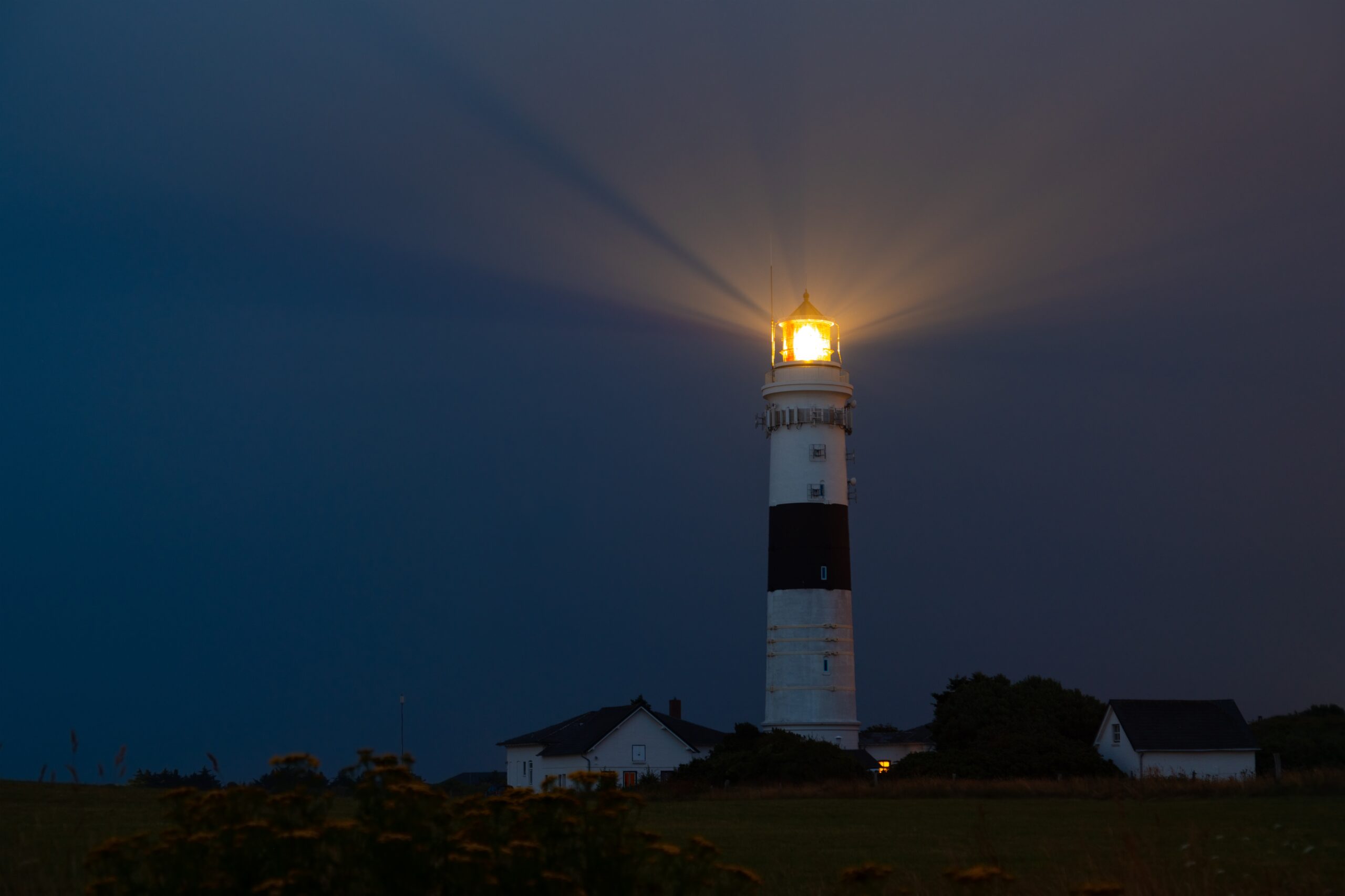 kampen,lighthouse,on,sylt,island,germany,in,blue,hour,twilight.